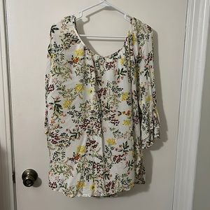 Floral blouse w/ keyhole back